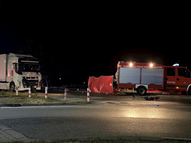 Błonie. Wjechali hulajnogą elektryczną prosto pod tira. Nie mieli szans, zaginęli na miejscu