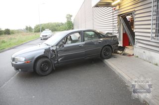  Zuchwały napad w Płońsku. Staranowali samochodem drzwi i ukradli elektronikę za 180 tys. zł!