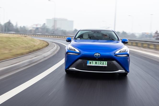 Toyota Mirai brzmi jak PRZECIĄG! Jest elektryczna, ale paliwo to wodór! WIDEO