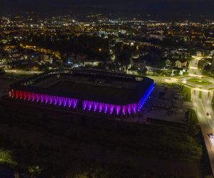 Test iluminacji elewacji stadionu w Nowym Sączu 