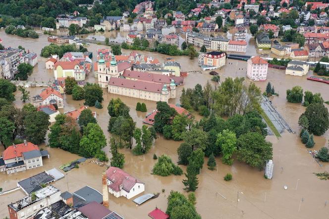 Dynamiczna sytuacja powodziowa. Rzeka Nysa Kłodzka zalała Kłodzko, 15 bm