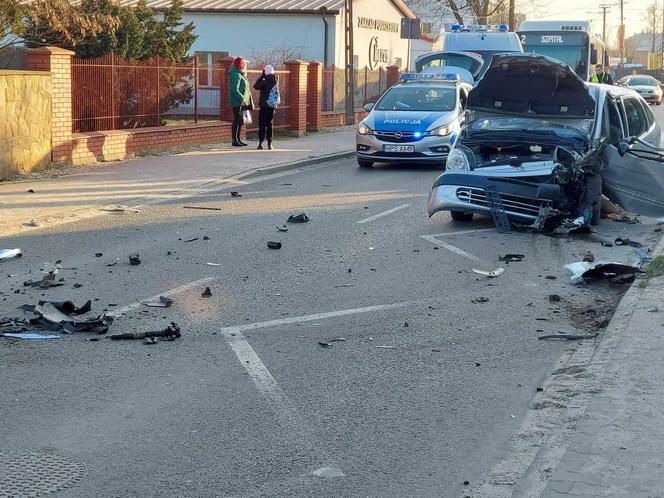 Czołowe zderzenie na ulicy Kościelnej w Starachowicach