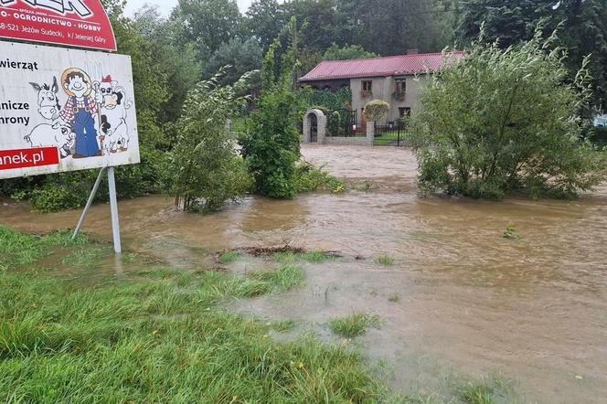 Jelenia Góra zalana. Pod wodą jest już 30 domostw, wiele dróg jest nieprzejezdnych 