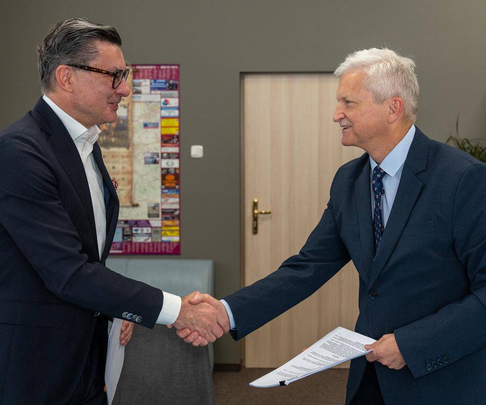 podpisanie umowy Janusz Łąwiński 