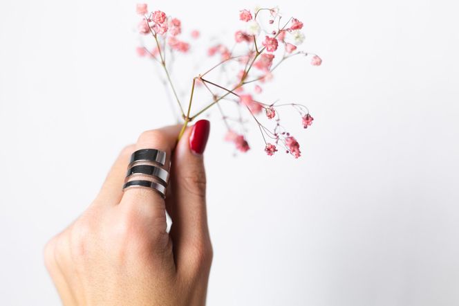 Manicure na wiosnę zachwyca prostotą. Zapomnij o mocnych kolorach i bogatych zdobieniach