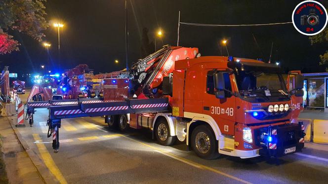 Warszawa. TIR uderzył w stalową belkę pod nowo budowany wiadukt