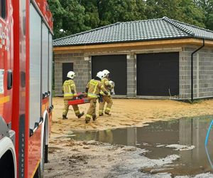 Zalane posesje, zerwany dach, przewrócony tir. Leszno i region po załamaniu pogody