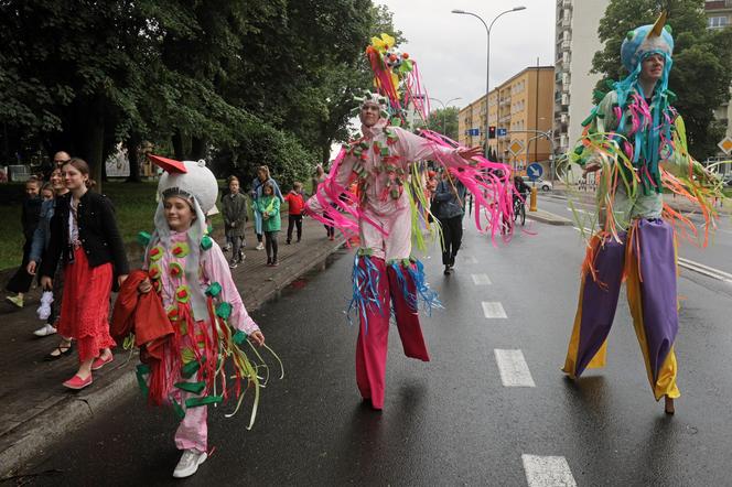 Rozpoczęto 10. edycję Festiwalu LALKANIELALKA. Kolorowa parada na ulicach miasta [ZDJĘCIA]