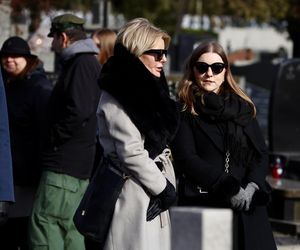 Joanna Racewicz ociera łzy przy grobie męża, pocieszyła ją Barbara Nowacka