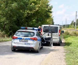 Kierowcy łamią przepisy, więc PKP chciało zamknąć rogatki w Ołtarzewie. Nie wyszło! 