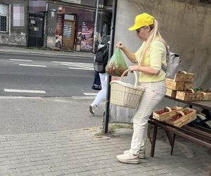 Europosłanka Wcisło buszuje na bazarku.
