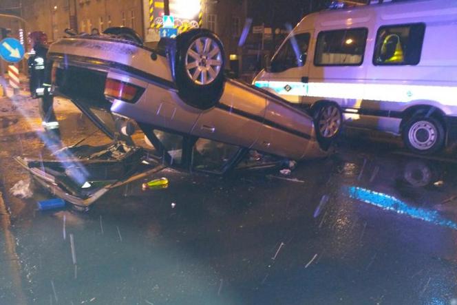 Samochód dachował na Głogowskiej – ranna kobieta trafiła do szpitala