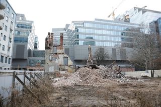 Łucka 8. Kamienica po kolejnych zniszczeniach
