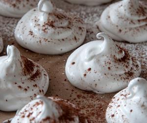 Słodko-słony deser, czyli bezy z orzechowym nadzieniem