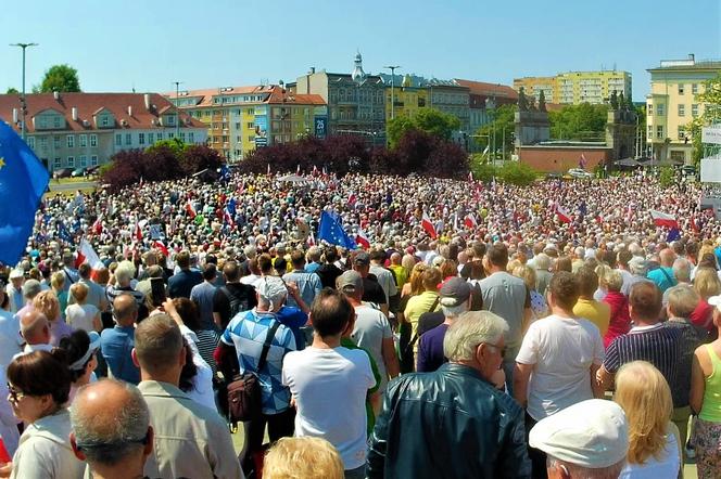 Manifestacja 4 czerwca na placu Solidarności w Szczecinie