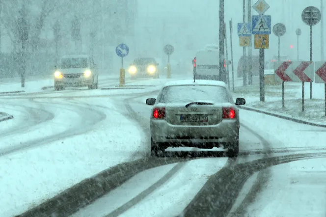 Śnieg i gołoledź na drogach. Kierowcy muszą uważać [Prognoza IMGW na 29.01.2023]
