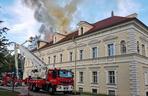 Płonie barokowy pałac w Konarzewie pod Poznaniem! Na miejscu ponad 30 jednostek straży pożarnej [ZDJĘCIA]