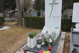 Królikowski na grobie taty