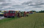 Wypadek busa i osobówki pod Łęczycą. Kilkanaście osób poszkodowanych [ZDJĘCIA]