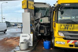 Tir roztrzaskał się na stacji paliw. Totalna demolka pod Brwinowem