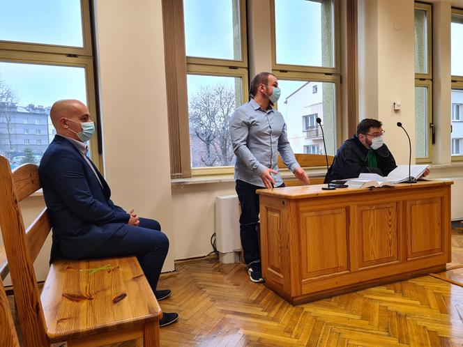 Zwolnieni ratownicy medyczni z Przemyśla przed sądem walczą o przywrócenie do pracy [ZDJĘCIA]