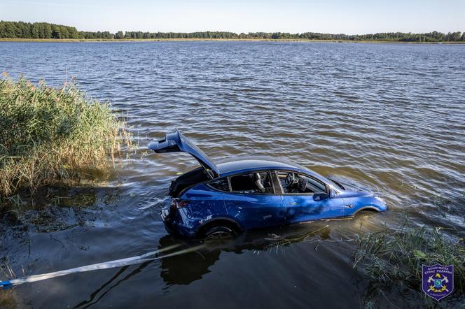 Niespotykana sytuacja na mazurskim jeziorze. Strażacy wyłowili luksusowe auto [ZDJĘCIA]