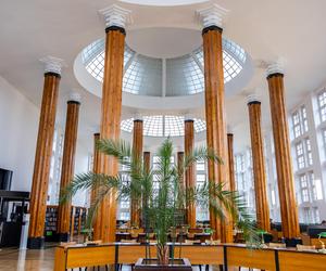 Biblioteka SGH w Warszawie. Zobacz spektakularne wnętrza perły modernizmu - skrywa piękną czytelnię
