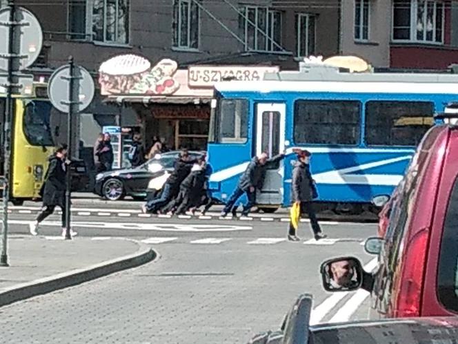 Darmowa siłownia w Krakowie! Pasażerowie musieli pchać tramwaj!
