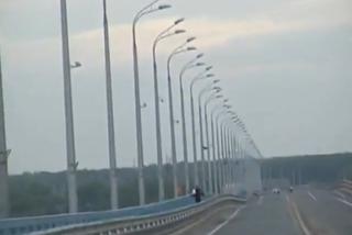 Falujący most nad Wołgą w Rosji