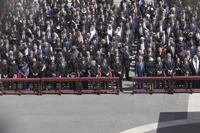 Trump powiedział to do Macrona na pogrzebie! "Nie powinieneś tu być"