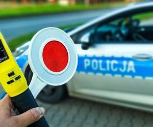 Po krótkim pościgu policjanci ze Skórca zatrzymali pijanego kierowcę, jadącego bez uprawnień do kierowania