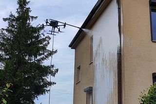 Czyszczenie elewacji i dachu z drona