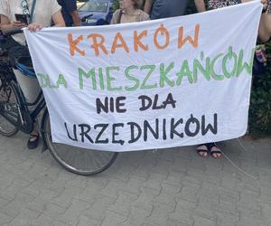 Protest mieszkańców przeciwko wycince drzew pod budowę linii tramwajowej do Mistrzejowic.