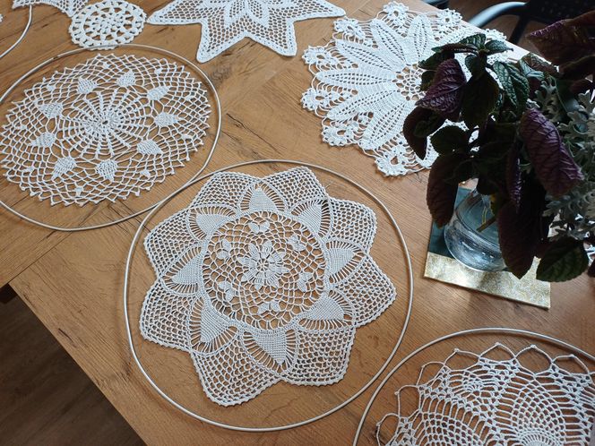 Szydełkowe babki z Ostrzeszowa. Dziergają w miejscach publicznych i ... zarażają pasją!