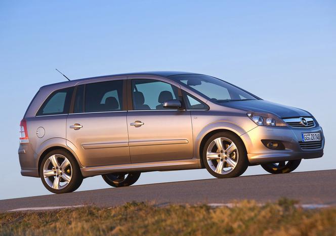 Minister edukacji Joanna Kluzik-Rostkowska - Opel Zafira 2009