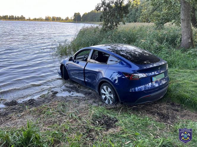 Niespotykana sytuacja na mazurskim jeziorze. Strażacy wyłowili luksusowe auto [ZDJĘCIA]