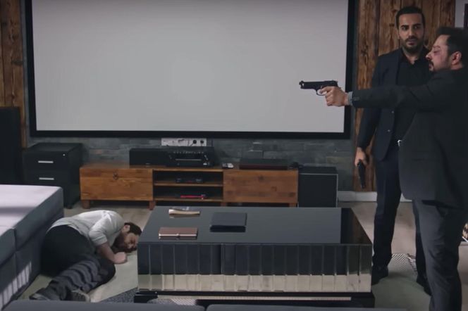 Kiedy Aziz zostanie sam, jego brat wróci. Wyciągnie broń i odda śmiertelny strzał! 