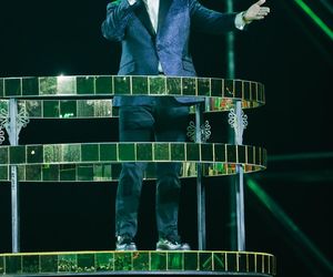 Ksiądz Krzysztof Kołtunowicz bez skarpetek wygłupia się przy kawałku Zenka Martyniuka