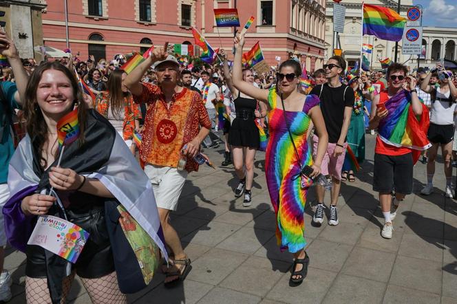 „Czas na równość jest teraz”. Ulicami Warszawy przeszła Parada Równości [GALERIA]