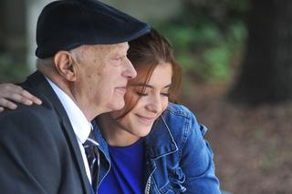Barwy szczęścia, odcinek 1979. Agata (Natalia Zambrzycka), Jan Szuman (Stanisław Brudny)