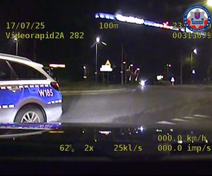 Wiózł kolegę w otwartym bagażniku