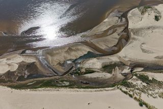 Niski stan wody w Wiśle w okolicach Warszawy