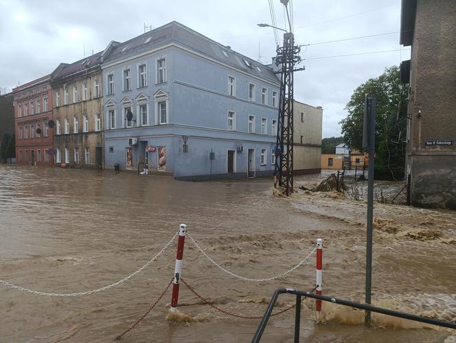 Zagrożenie powodziowe. Głuchołazy. Woda przelała się przez wały. Zalewa miasto