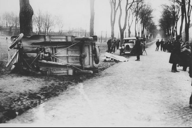 Wypadek samochodowy na trasie Poznań-Żegrze w 1936 roku [ARCHIWALNE ZDJĘCIA]