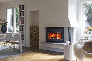 Kominek na drewno w salonie