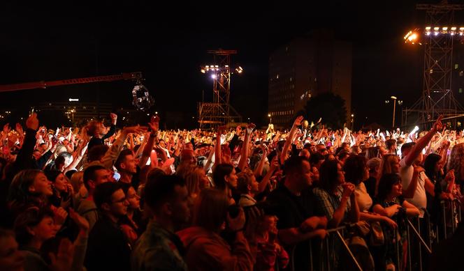 Disco pod Gwiazdami 2023 rozpoczęło wakacje w Białymstoku. Tłumy mieszkanców na koncercie Polsatu [ZDJĘCIA]