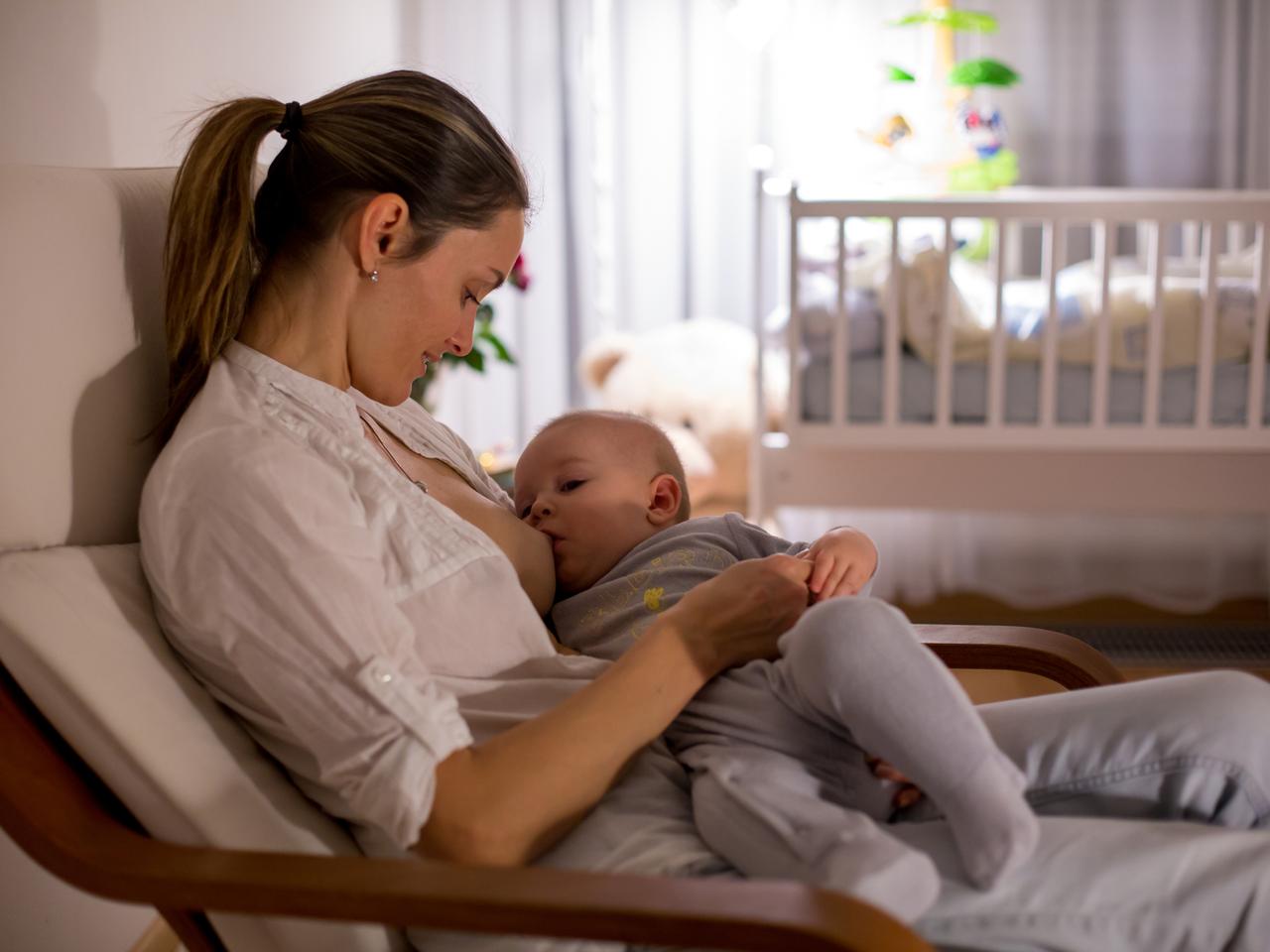 Jak długo powinno trwać karmienie i jak często podawać niemowlęciu pierś? 