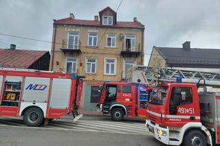 Pożar w kamienicy przy Iłżeckiej w Starchowicach! W niedzielny poranek służby w akcji