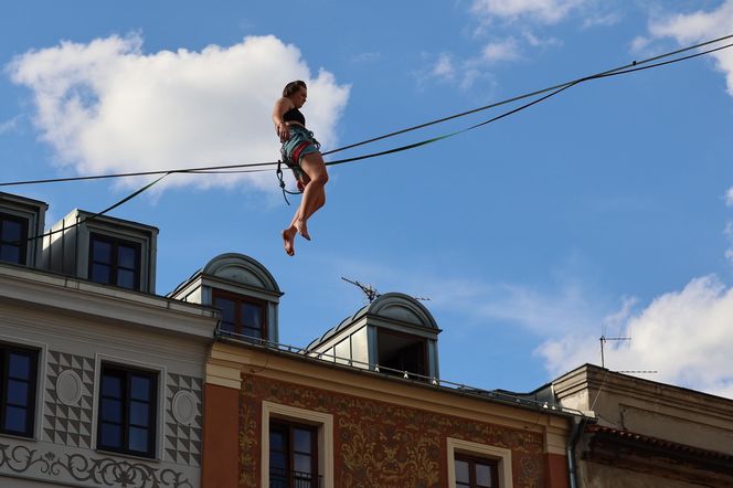 Spacerują po linach nad głowami przechodniów. Trwa Urban Highline Festival