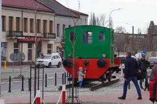 Stara lokomotywa obok nowego ronda w Skarżysku-Kamiennej